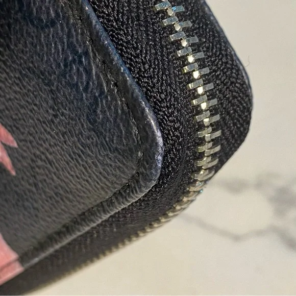 Guess Wallet - Picture 9 of 15